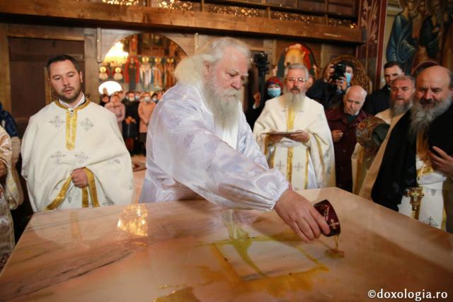 Biserica din Galu, ridicată de doi preoți, a fost târnosită de Părintele Arhiepiscop Calinic