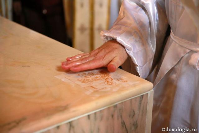 Biserica din Galu, ridicată de doi preoți, a fost târnosită de Părintele Arhiepiscop Calinic