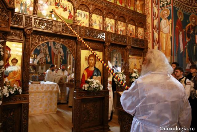 Biserica din Galu, ridicată de doi preoți, a fost târnosită de Părintele Arhiepiscop Calinic