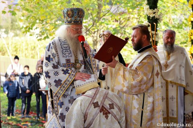 Biserica din Galu, ridicată de doi preoți, a fost târnosită de Părintele Arhiepiscop Calinic