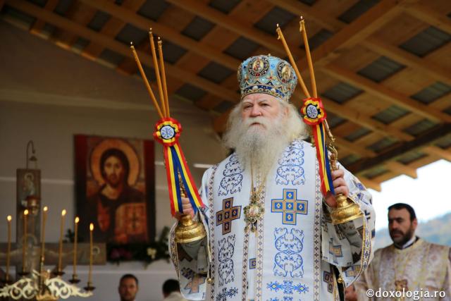 Biserica din Galu, ridicată de doi preoți, a fost târnosită de Părintele Arhiepiscop Calinic