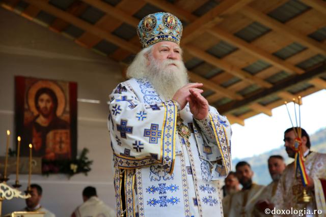 Biserica din Galu, ridicată de doi preoți, a fost târnosită de Părintele Arhiepiscop Calinic
