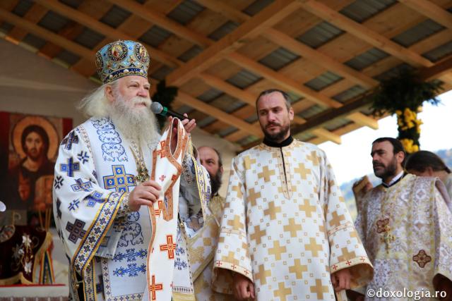 Biserica din Galu, ridicată de doi preoți, a fost târnosită de Părintele Arhiepiscop Calinic