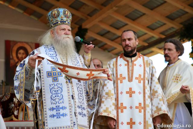 Biserica din Galu, ridicată de doi preoți, a fost târnosită de Părintele Arhiepiscop Calinic