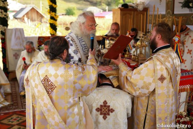 Biserica din Galu, ridicată de doi preoți, a fost târnosită de Părintele Arhiepiscop Calinic