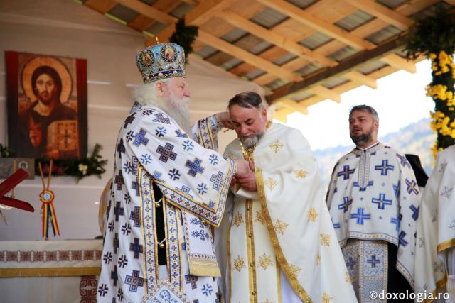 Biserica din Galu, ridicată de doi preoți, a fost târnosită de Părintele Arhiepiscop Calinic