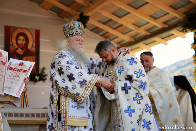 Biserica din Galu, ridicată de doi preoți, a fost târnosită de Părintele Arhiepiscop Calinic