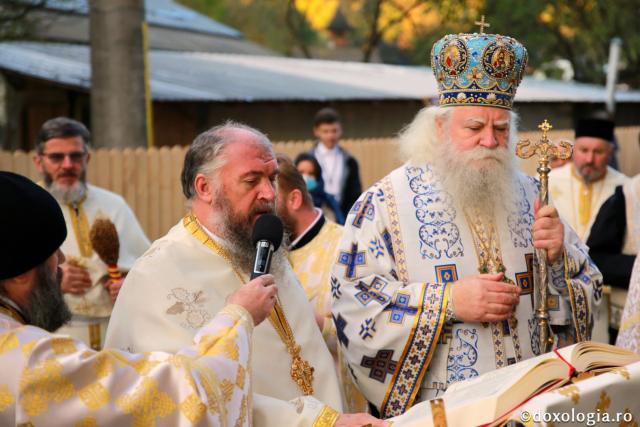 Biserica din Galu, ridicată de doi preoți, a fost târnosită de Părintele Arhiepiscop Calinic