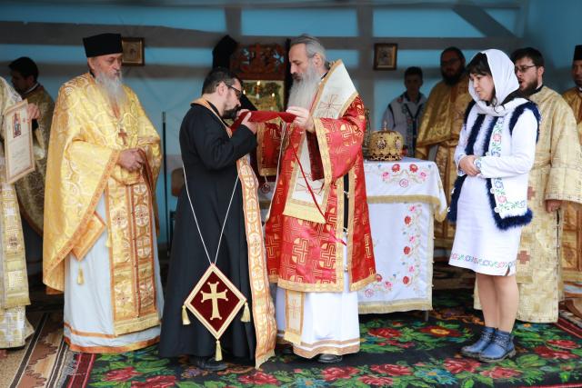 „Multele noastre păcate pot fi îndepărtate de prezența lui Dumnezeu”, le-a spus IPS Mitropolit Teofan credincioșilor din Dragalina