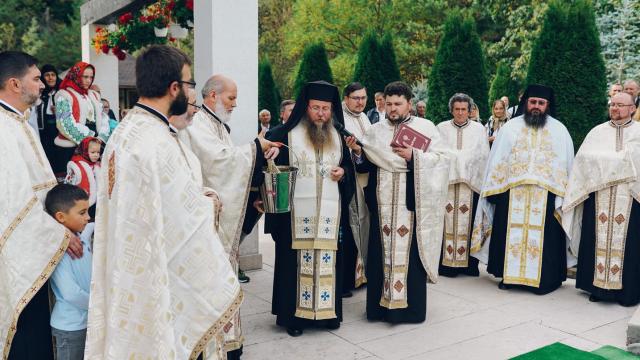 PS Părinte Andrei, Episcopul Covasnei și Harghitei, în Protopopiatul Piatra Neamț: a sfințit o casă socială și un centru social