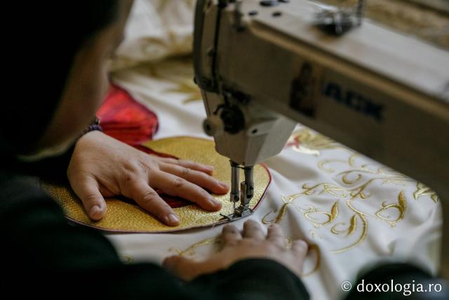(Foto) Pregătire pentru hram – cum arată noul veșmânt al Sfintei Cuvioase Parascheva