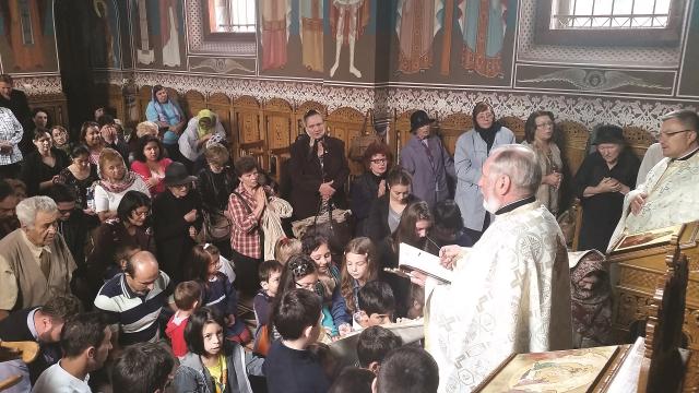 Recenzie: „Culegând roadele slujirii sale. Volum omagial dedicat Părintelui Vilie Doroșincă”