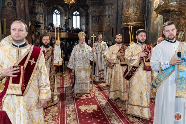 Sfinții Arhangheli Mihail și Gavriil, cinstiți la Catedrala Arhiepiscopală din Roman