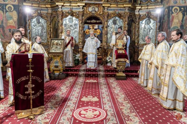 Sfinții Arhangheli Mihail și Gavriil, cinstiți la Catedrala Arhiepiscopală din Roman