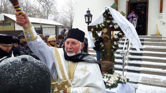 Recenzie: „Culegând roadele slujirii sale. Volum omagial dedicat Părintelui Vilie Doroșincă”