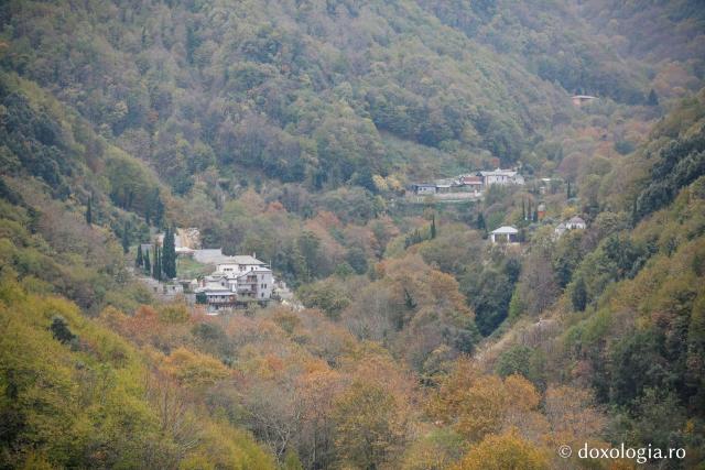 (Foto) Ultimele zile de toamnă la Schitul Lacu – Athos
