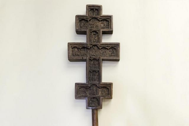 Crucea cu două și cu trei rânduri de brațe