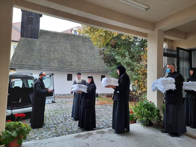 Maicile de la Centrul eparhial au confecționat într-o noapte 2.600 de prosoape pentru spitalele timișorene