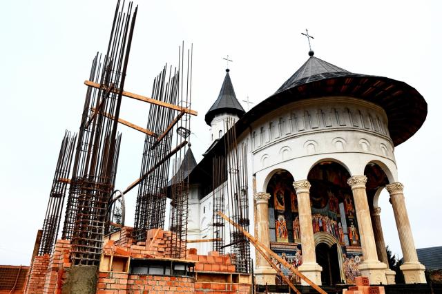 Stadiul lucrărilor la clopotnița Mănăstirii Hadâmbu