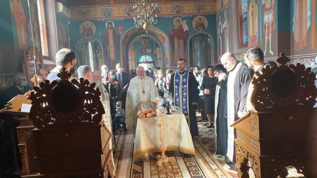 Recenzie: „Culegând roadele slujirii sale. Volum omagial dedicat Părintelui Vilie Doroșincă”