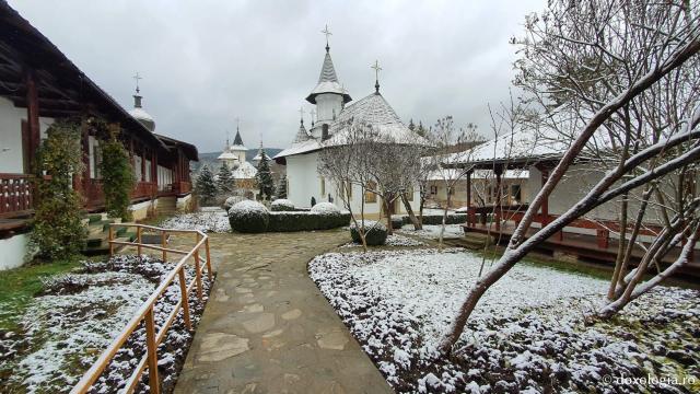 (Foto) Prima ninsoare la Mănăstirea Sihăstria