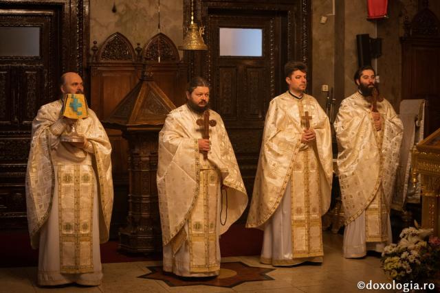 A început Postul Nașterii Domnului. Părintele Mitropolit a slujit la Catedrala Mitropolitană