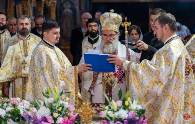 Liturghie baptismală la Catedrala Arhiepiscopală din Roman