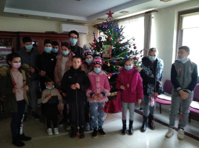 În Parohia „Sfinții Ap. Petru și Pavel” din Chilișoaia, elevii apropie, prin voluntariat, oameni, locuri și destine