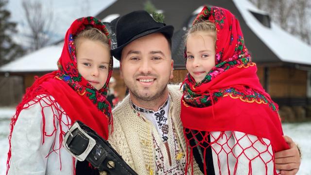 (Interviu) Despre colinde și Crăciunul în Bucovina, cu Alexandru Brădățan: „Cântecul meu trebuie să fie ca o predică”
