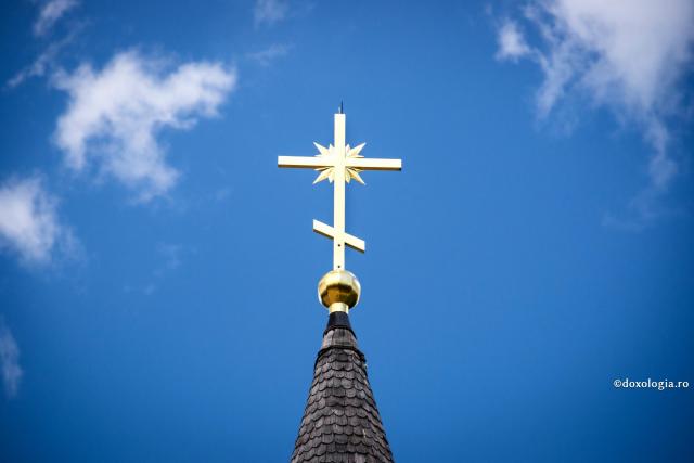 cruce de pe biserică