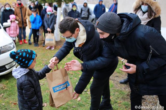 „Cutia cu papucei pentru Ei” a ajuns și la Parohia Budești: Prietenii Sfântului Nicolae au adus daruri pentru 77 de copii