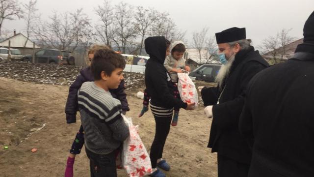 Caravana „Dar de Crăciun” își continuă drumul pe la casele copiilor nevoiași din satele Episcopiei Hușilor