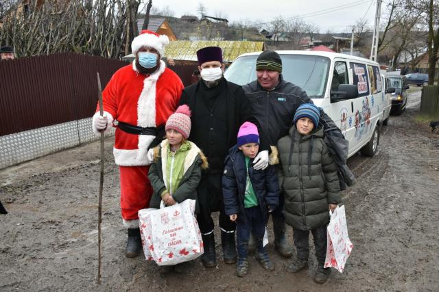 Caravana „Dar de Crăciun” a ajuns ieri la 180 de copii din sudul județului Vaslui
