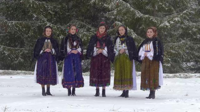 (Video) În ia’ sară-i sară mare – Fetele de pe Târnave