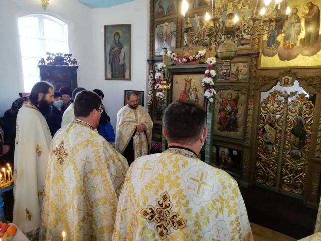 Rugăciuni la icoana Maicii Domnului – Axionița, în Parohia Stănișești