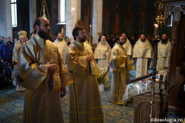 Parastas pentru duhovnicii din „Grădina cu sfinți”: PS Varlaam Ploieșteanul a slujit la Mănăstirea Sihăstria