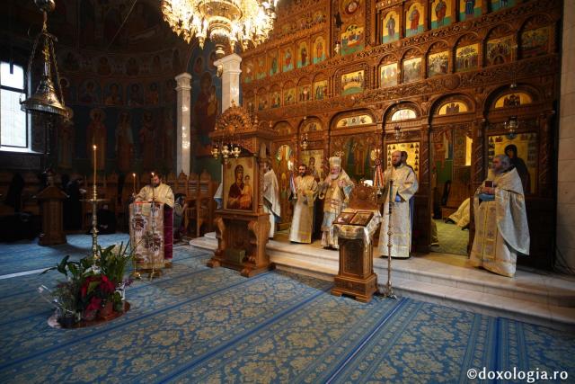 Parastas pentru duhovnicii din „Grădina cu sfinți”: PS Varlaam Ploieșteanul a slujit la Mănăstirea Sihăstria