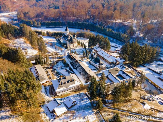 (Foto) Văzută „din Cer”: Cum arată Mănăstirea Sihăstria la începutul lui decembrie