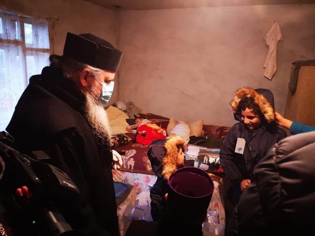 Caravana „Dar de Crăciun” a ajuns la final. 3758 de copii au primit daruri din partea Episcopiei Hușilor
