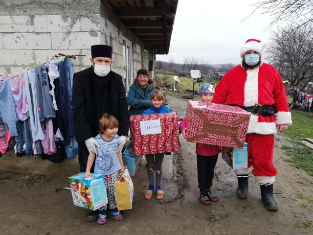 Moș Crăciun, sprijinit de «prietenii» din Timișoara ai Asociației „Filantropia Ortodoxă” Huși, a ajuns la 200 de copii din satele Protopopiatului Huși