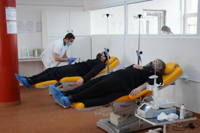 Preoți din Arhiepiscopia Sucevei și Rădăuților au donat sânge și plasmă convalescentă Covid-19 în cadrul Campaniei „Sânge pentru viață”