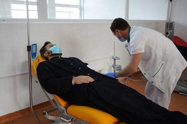 Preoți din Arhiepiscopia Sucevei și Rădăuților au donat sânge și plasmă convalescentă Covid-19 în cadrul Campaniei „Sânge pentru viață”