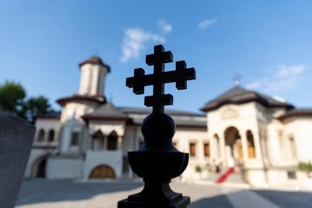 Sondaj CURS: Biserica rămâne instituția în care românii au cea mai mare încredere