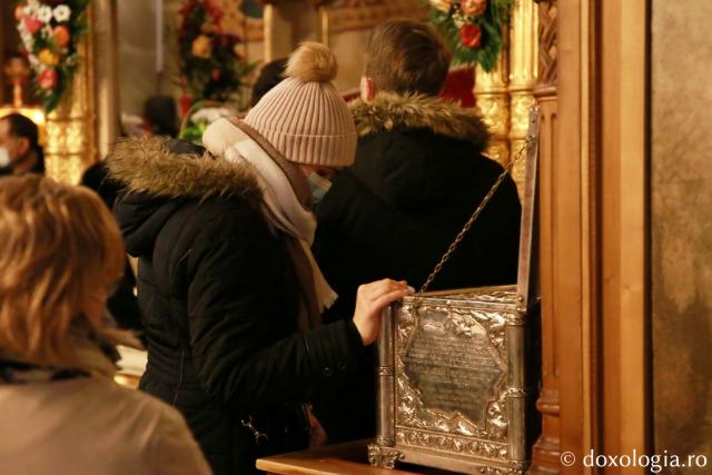 (Foto) „Bucură-te, Sﬁnte Ierarhe Iosif cel Milostiv, Părintele nostru!” – Priveghere la Catedrala Mitropolitană din Iași