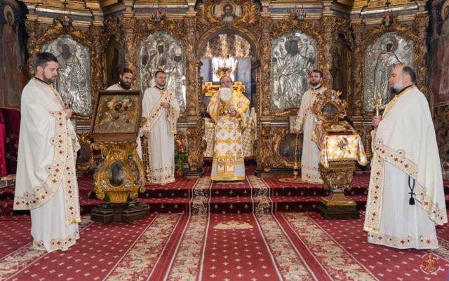 Liturghie arhierească în Catedrala Arhiepiscopală din Roman