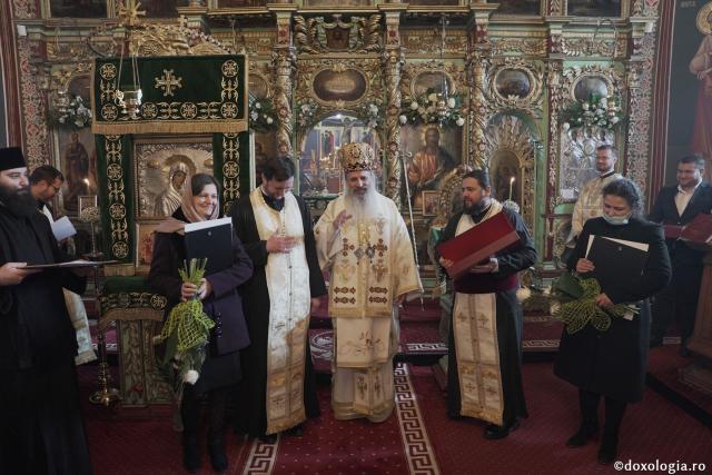 Slujire arhierească la Parohia Roșca din Iași. IPS Teofan a binecuvântat „Crucea Bucuriei” și casa parohială