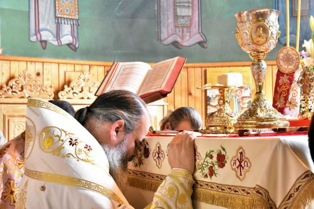 Slujbă arhierească la Parohia „Sf. Ap. Petru și Pavel” din Vaslui