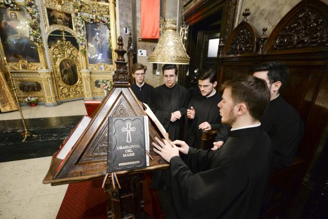 Hramul istoric al Catedralei mitropolitane din Iași, sărbătorit în prezența a șapte arhierei