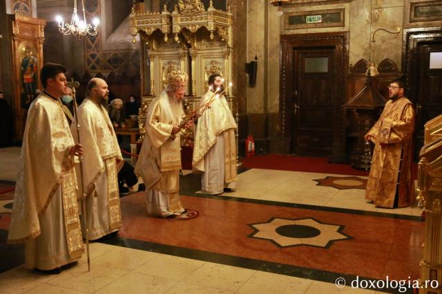 Părintele Mitropolit Teofan a slujit la Catedrala Mitropolitană: „Viața creștină este o cruce zilnică”