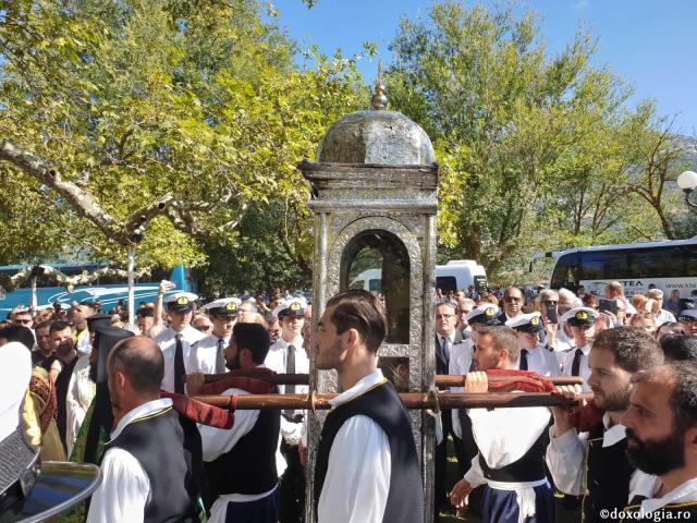 (Audio) „Acolo unde înlesnirile omenești lipsesc Dumnezeu pune binecuvântarea Sa” ‒ Arhim. Nichifor Horia
